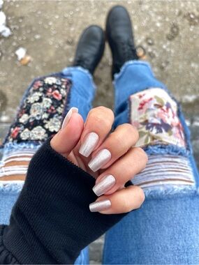 Red Aspen Silver Holographic Press-On Nails — Shimmering Silver Set